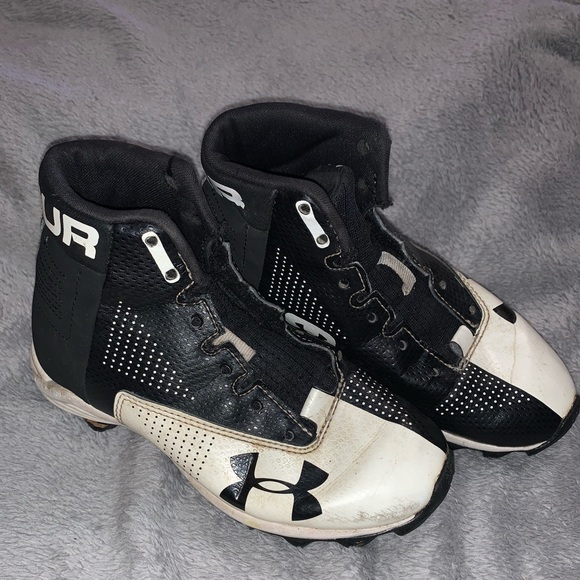 boys size 5 football cleats